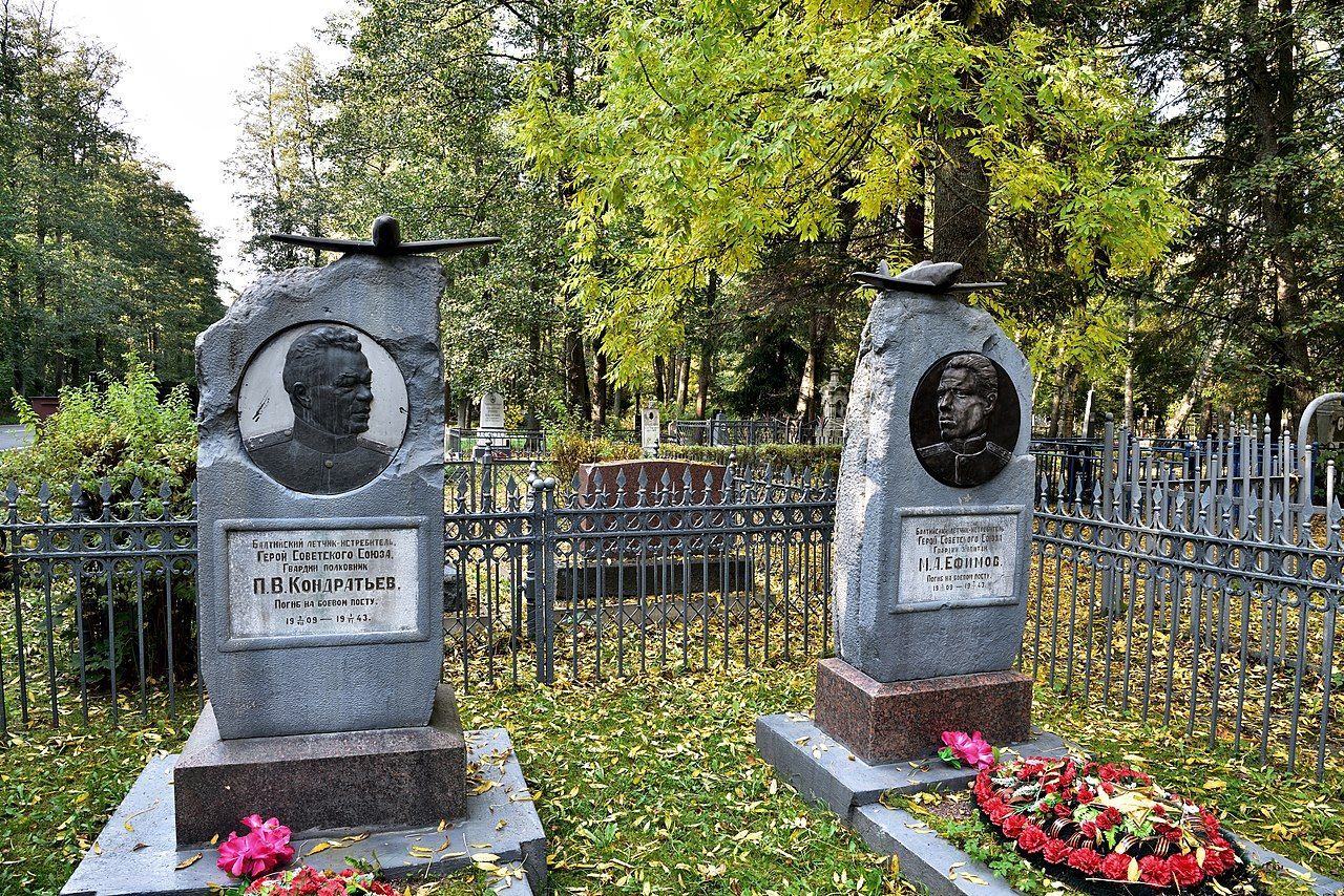 Kronshtadt._Grave_Of_P._V._Kondratiev_1909_1943_Hero_Of_The_Soviet_Union.2